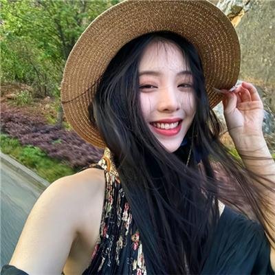 她的双眼背后